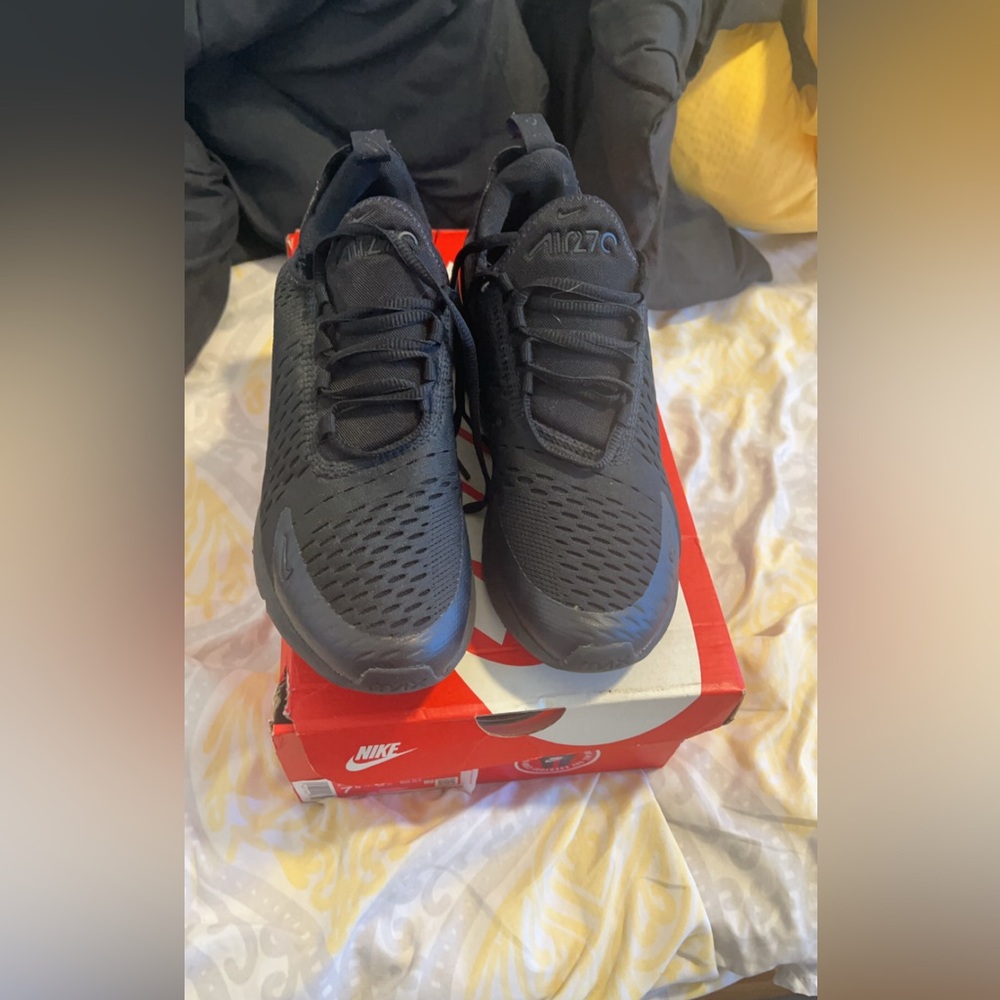 Women used Nike 270